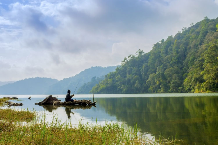 tempat wisata di kabanjahe danau lau kawar