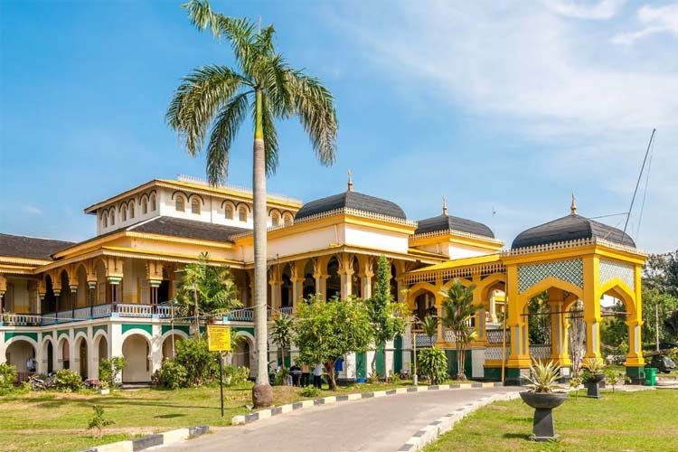 tempat wisata di medan istana maimun